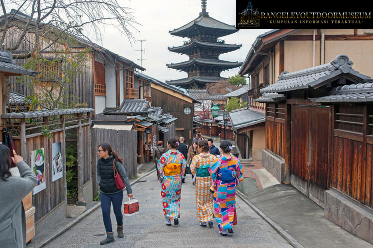 Berwisata ke Kyoto: Kota Seribu Kuil dan Keheningan